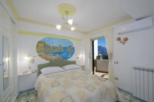 ein Schlafzimmer mit einem Bett und einem Gemälde an der Wand in der Unterkunft Casa Mary in Amalfi