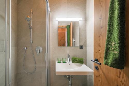 W łazience znajduje się umywalka i prysznic. w obiekcie Veraltenhof Agriturismo B&B w mieście Tires