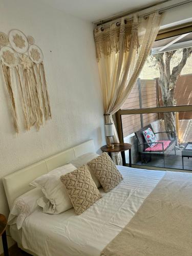 - un lit avec deux oreillers dans une chambre avec balcon dans l'établissement BEACH FLAT, à Nice