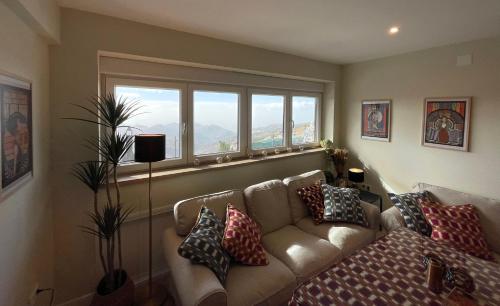 Et opholdsområde på Luxury and newly refurbished 3 bedroom apartment next to the slopes including indoor parking