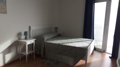 - une chambre avec un lit, une table et une fenêtre dans l'établissement Casa Amisano, à Laigueglia