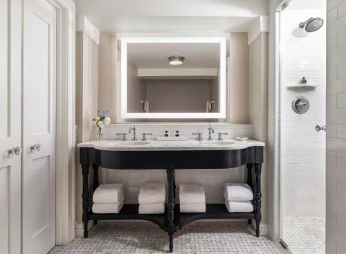 La salle de bains est pourvue d'un lavabo et d'un miroir. dans l'établissement The Carolina Inn, a Destination by Hyatt Hotel, à Chapel Hill