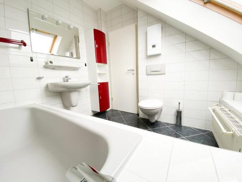 een witte badkamer met een wastafel en een toilet bij 1-4 Pers. Moderne 2-Etagen-Wohnung - nur 0,3 km vom Zentrum in Remscheid
