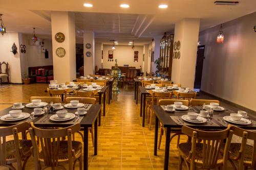 Reštaurácia alebo iné gastronomické zariadenie v ubytovaní Antika Amman Hotel