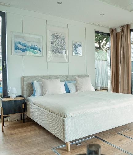 a bedroom with a large white bed in a room at 80qm privates Hausboot in Hamburg-Mitte in Hamburg