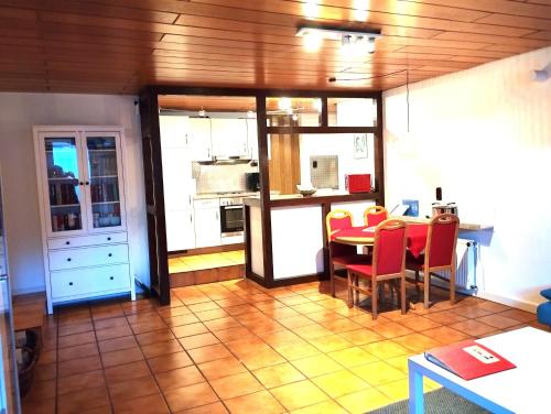 - une cuisine et une salle à manger avec une table et des chaises dans l'établissement Ferienwohnung Jette, à Oestrich-Winkel