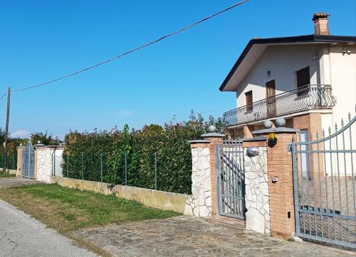 une maison avec un portail et une clôture dans l'établissement La casetta di Ugo, à Grisignano di Zocco