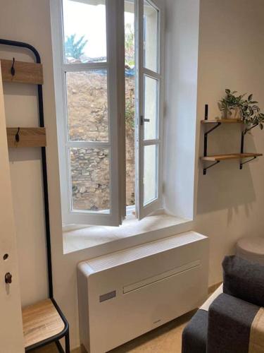 - un salon avec une fenêtre et une chaise dans l'établissement Chaleureux appartement T2, à Ceyreste