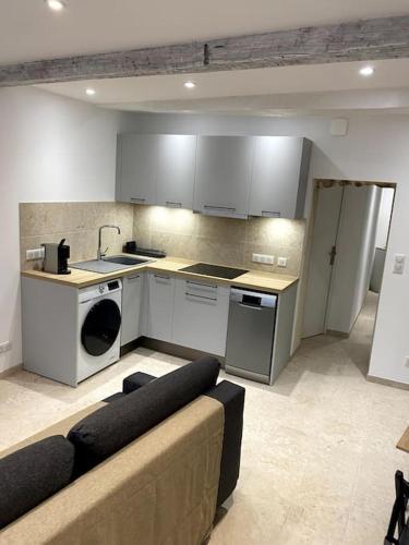 - une cuisine avec un canapé dans le salon dans l'établissement Chaleureux appartement T2, à Ceyreste