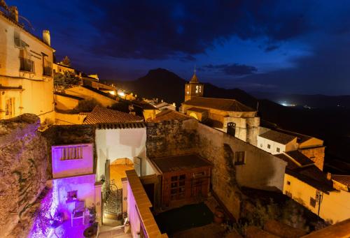 a view of a city at night at Hotel Poeta Jorge Manrique in Segura de la Sierra