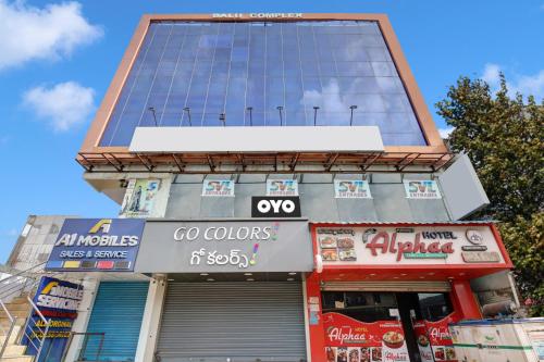 um edifício com uma placa na frente de uma loja em Super OYO Flagship Hotel Millennia em Visakhapatnam