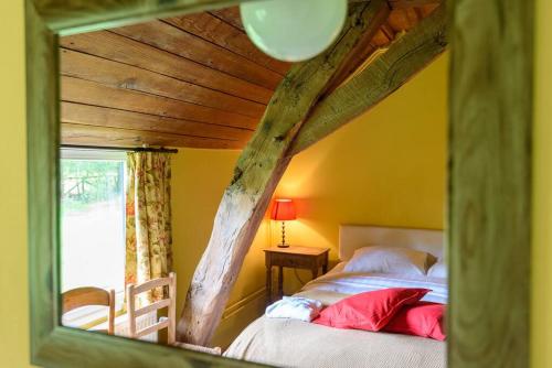 a mirror reflection of a bedroom with a tree at Prachtig vrijstaand familiehuis op groot perceel in Scherpenzeel
