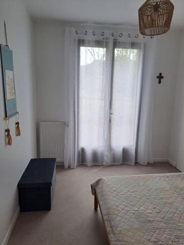 a bedroom with a bed and a large window at Bel appartement indépendant et lumineux in Bartrés