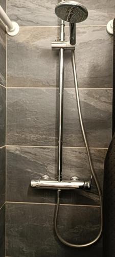 - un tabouret en métal dans l'angle de la salle de bains dans l'établissement PIED A TERRE STRATEGIQUE, à Marseille