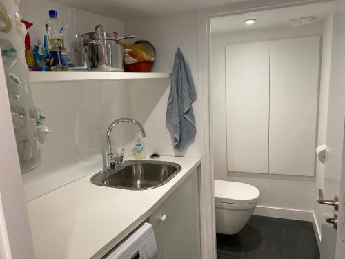Ein Badezimmer in der Unterkunft Gîte du Petit Rocher SAINTE SUZANNE