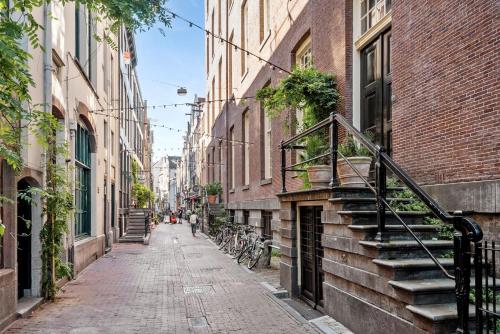 een lege straat in een steegje tussen gebouwen bij Chez Sybi in Amsterdam