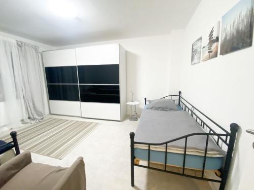 ein Schlafzimmer mit einem Bett und einem Sofa in der Unterkunft 1-3 Pers. 0,9 km zum Zentrum - moderne Wohnung in Remscheid in Remscheid