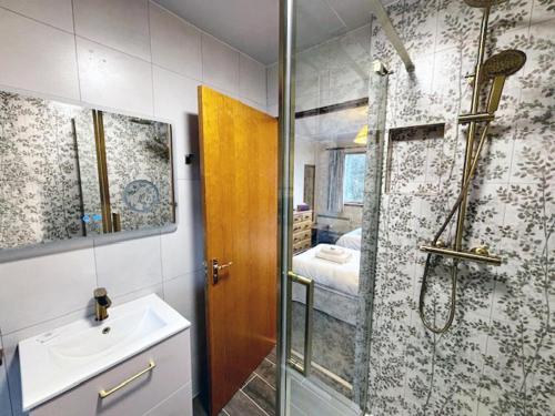 a bathroom with a shower and a sink and a toilet at Stob Binnein Cottage in Crianlarich