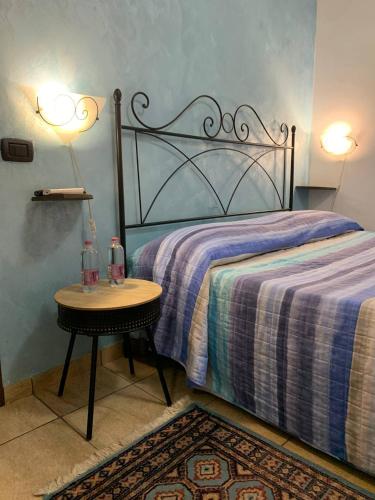sypialnia z łóżkiem i stołem z lampką w obiekcie BLUE SEA w mieście Roccella Ionica