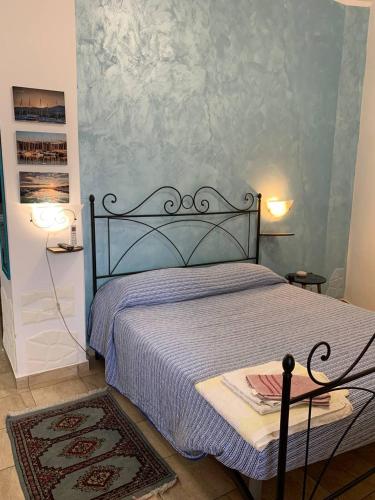 sypialnia z łóżkiem z metalową ramą w obiekcie BLUE SEA w mieście Roccella Ionica