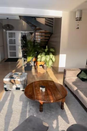 a living room with a coffee table and a couch at Superbe Maison Jacuzzi+Piscine au cœur des vignes in Pfaffenheim