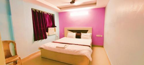 Tempat tidur dalam kamar di Goroomgo Chandrabindu Near Sea Beach Puri