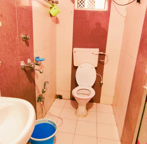 a bathroom with a toilet and a sink at Goroomgo Chandrabindu Near Sea Beach Puri in Puri