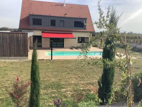 a house with a swimming pool in a yard at Superbe Maison Jacuzzi+Piscine au cœur des vignes in Pfaffenheim