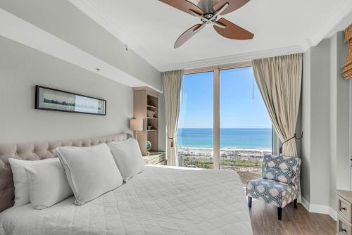 1 dormitorio con cama y vistas al océano en Portofino Island Resort 4-1305, en Pensacola Beach