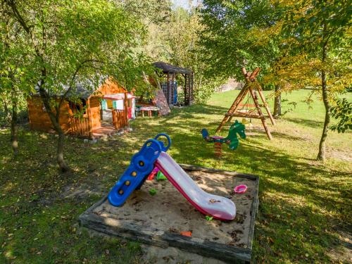 einen Spielplatz mit Rutsche und Schaukel in der Unterkunft Agroturystyka Nad Wartą in Skwierzyna