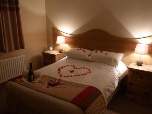 En eller flere senge i et værelse på Dunamoy Cottages & Spa