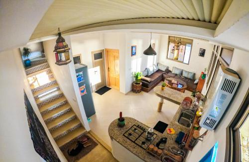 een woonkamer en een keuken bij Atlantic Vibes Surf Hostel in Tamraght Ouzdar