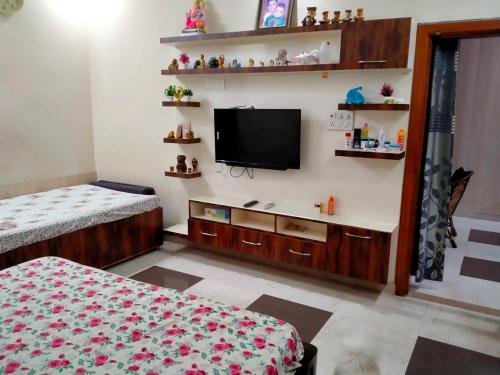 TV a/nebo společenská místnost v ubytování Vishal AC homestay