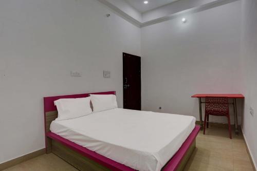 Łóżko lub łóżka w pokoju w obiekcie OYO AR Hotel