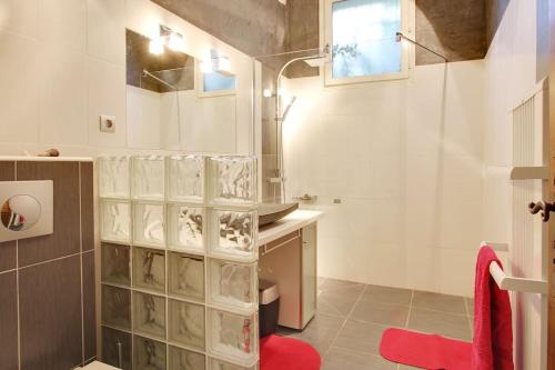 A bathroom at Villa le Citronnier Cote d'Azur