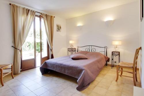 A bed or beds in a room at Villa le Citronnier Cote d'Azur