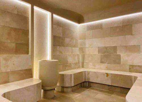 ein Bad mit einer Badewanne und einem WC. in der Unterkunft Bright luxurious flat with stunning view workspace in Bogotá
