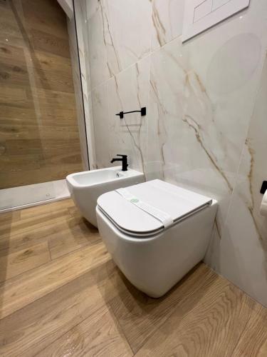 a bathroom with a toilet and a sink at Real suite spa in Palermo