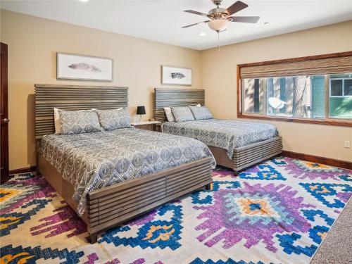 1 dormitorio con 2 camas y alfombra en Cozy Penthouse W Fireplace, Wifi, Gourmet Kitchen, en South Lake Tahoe