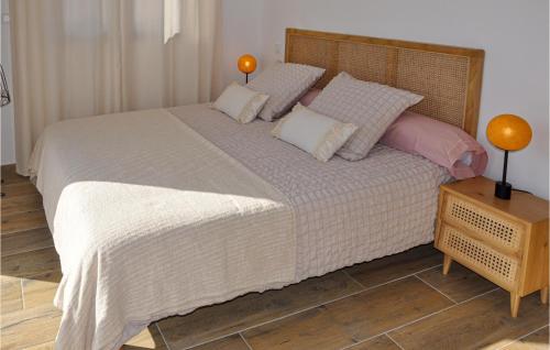 ein Schlafzimmer mit einem großen Bett mit zwei Kissen in der Unterkunft Lovely Home In Bedarrides With Swimming Pool in Bédarrides