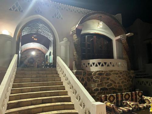 kilka schodów prowadzących do budynku w obiekcie Hoolli Villa w mieście Aswan