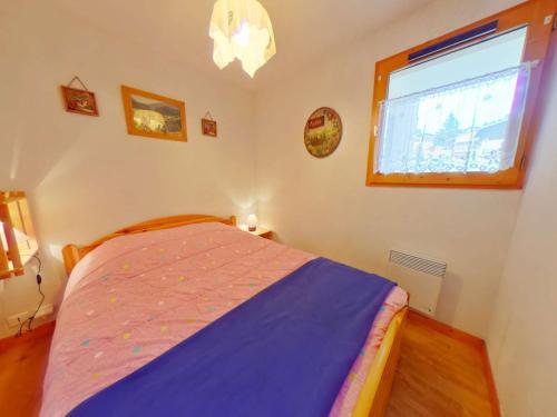 歐特呂斯的住宿－Appartement Les Saisies, 2 pièces, 6 personnes - FR-1-594-118，一间卧室设有一张床和一个窗口