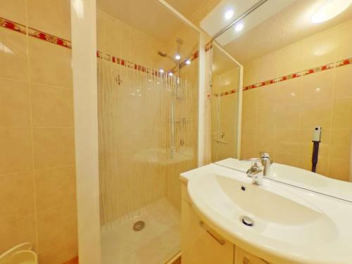 een badkamer met een wastafel en een douche bij Appartement Les Saisies, 2 pièces, 6 personnes - FR-1-594-118 in Hauteluce