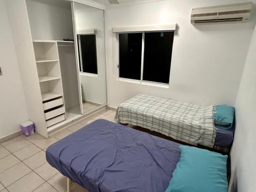 pokój z 2 łóżkami w pokoju z oknami w obiekcie Room in city with kittens! w mieście Darwin