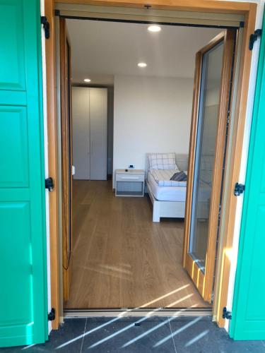 a room with a door open to a bedroom with a bed at MASO CLENA in Balbido-rango