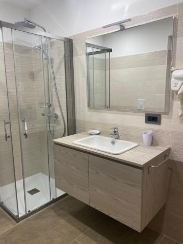 a bathroom with a sink and a shower at MASO CLENA in Balbido-rango