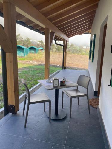 un patio con mesa y 2 sillas. en MASO CLENA, en Balbido-rango