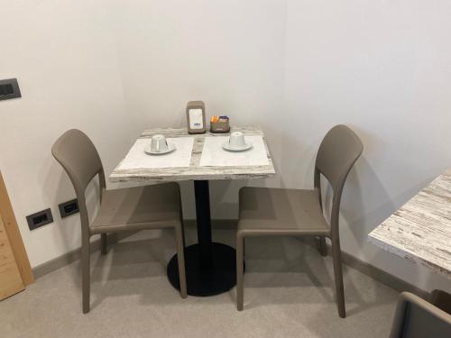 a table with chairs and a phone on top of it at MASO CLENA in Balbido-rango
