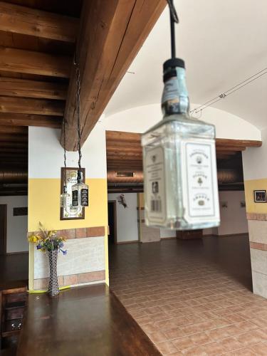 eine Flasche, die an der Zimmerdecke hängt in der Unterkunft Agriturismo La Rasdora in Porto Mantovano