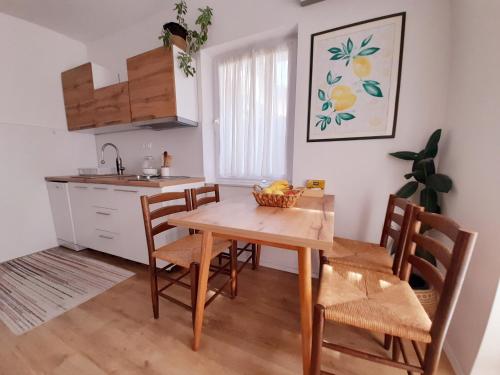 斯特鲁加Central Modern Apt with Garden的配有木桌椅的厨房和餐厅